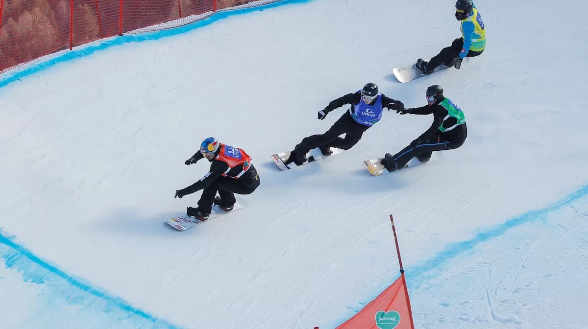 Snowboarders sail through to finals
