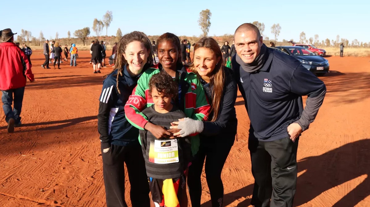 Olympians join Indigenous runners in 'deadly' lap of Uluru