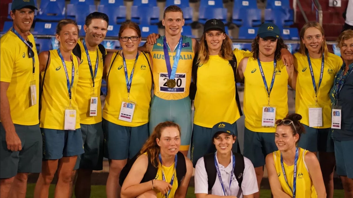 Steve Solomon wins Pacific Games gold, surrounded by the Aussie Cheer Squad - Alvaro Ramos / Pacific Games