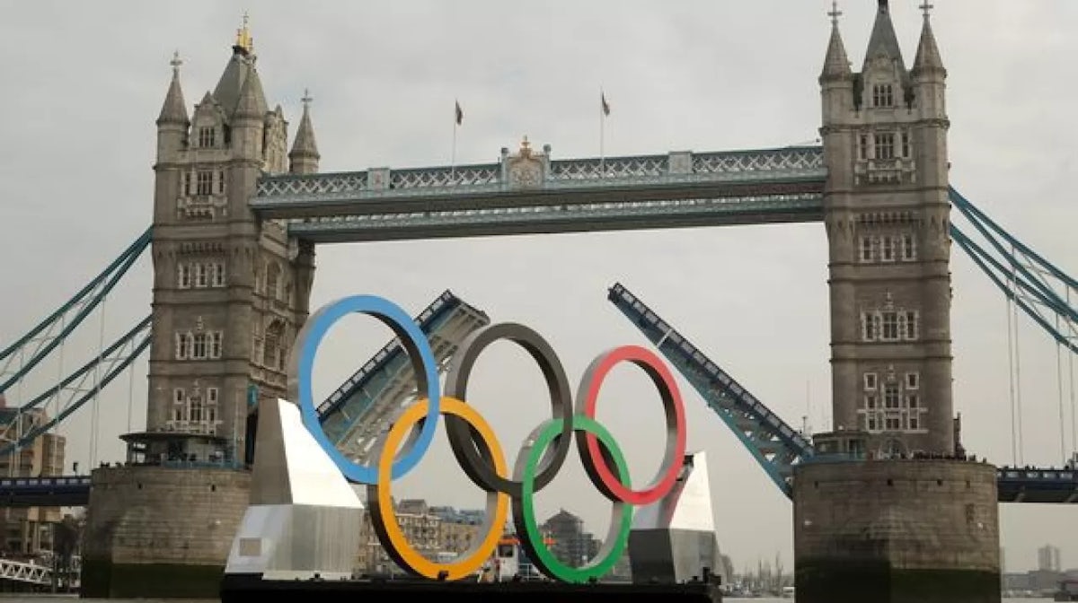 Giant rings marked 150 days in London