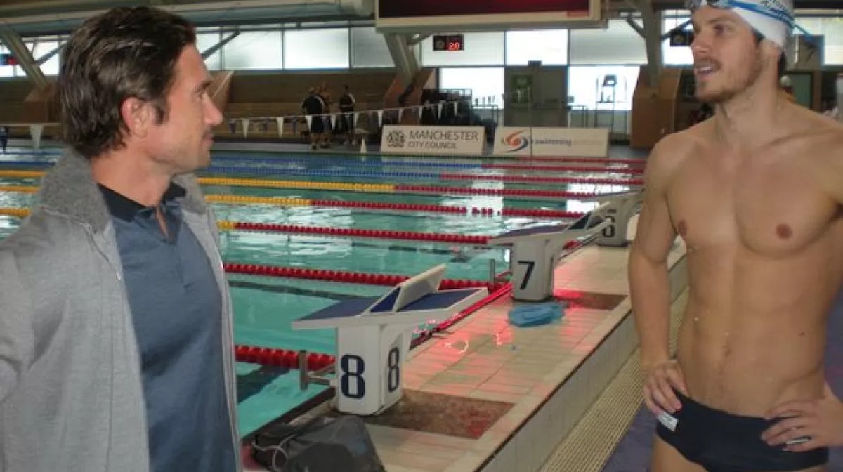 Harry Kewell talks tactics with swimmers