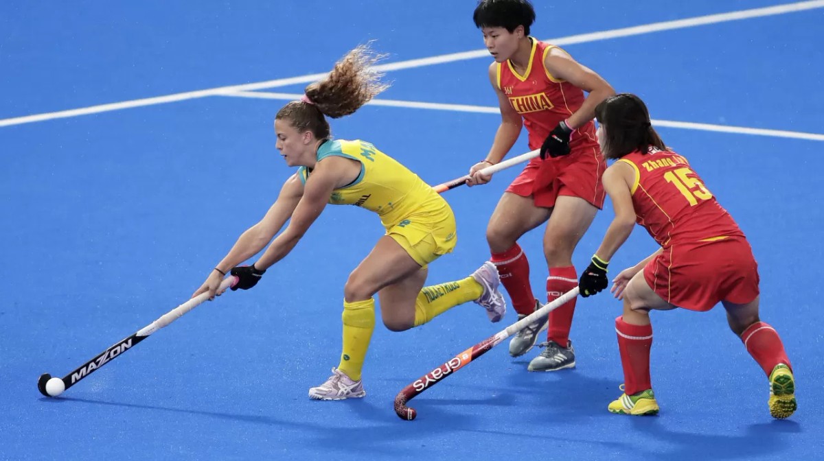  Ambrosia Malone (L) of Australia in action in the Women’s 3rd/4th Place match between China and Australia on day four of the Hockey Tokyo 2020 Test Event