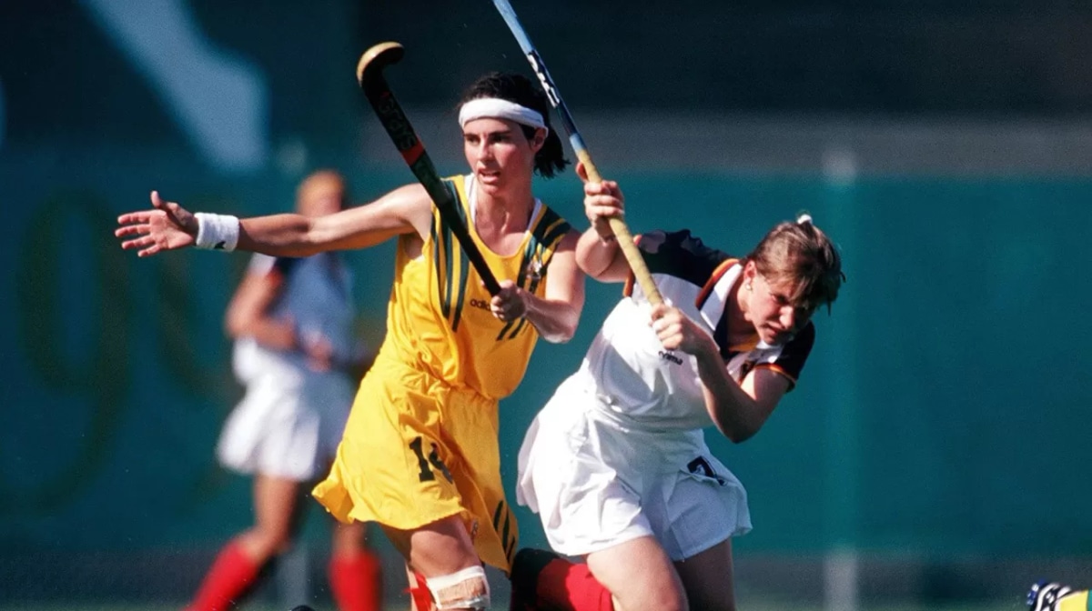 HOCKEY: AUS - GER 1:0/Frauen ATLANTA 1996 23.7.96, Rechelle HAWKES/AUS, Irina KUHNT/GER (Photo by Lutz Bongarts/Bongarts/Getty Images)